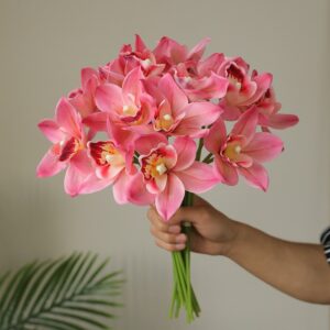 Hot Design 6 Heads Lifelike Artificial Arrangement Cymbidium Orchid Flower Bouquet for Bride Holding Flower Home Decoration
